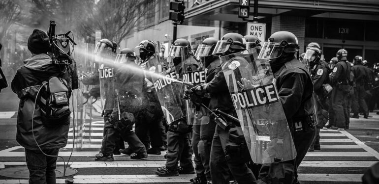 Elektrik santrali patlayıcılarla yıkıldı