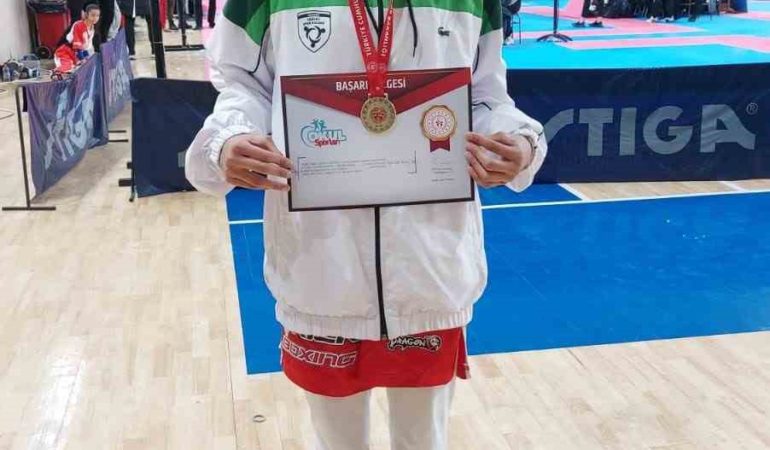 Eskişehir Orgeneral Halil Sözer Ortaokulu öğrencisi ‘Kick Boks’ müsabakalarında Türkiye birincisi olarak altın madalya kazandı