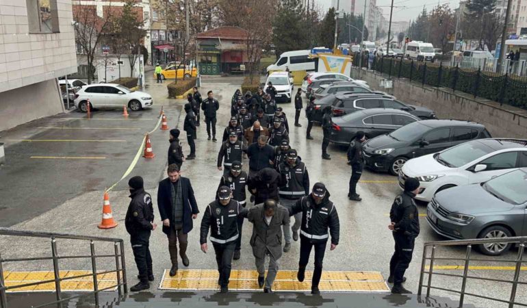 Eskişehir’de tefecilik suçundan mahkeme sevk edilen şüphelilerin 4’ü tutuklandı