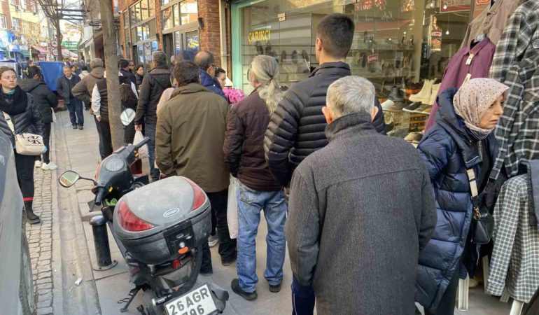 Fırınların önünde metrelerce pide kuyruğu oluştu