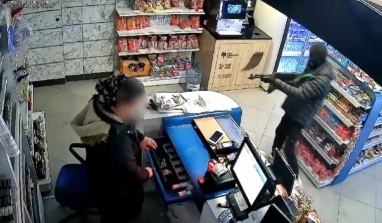 Sahte kalaşnikofla girdiği akaryakıt istasyonunu soydu