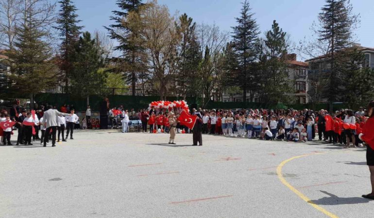 Afyonkarahisar’da 23 Nisan’da duygulandıran gösteri