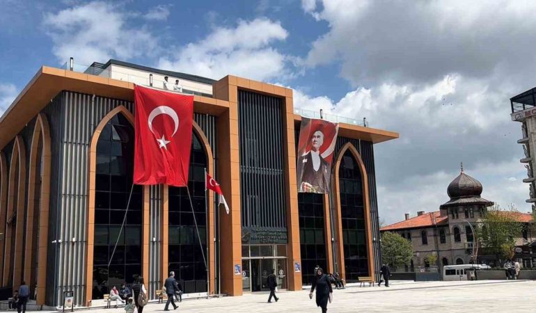 Afyonkarahisar’da gençlere sıcak çay, kadınlara destek