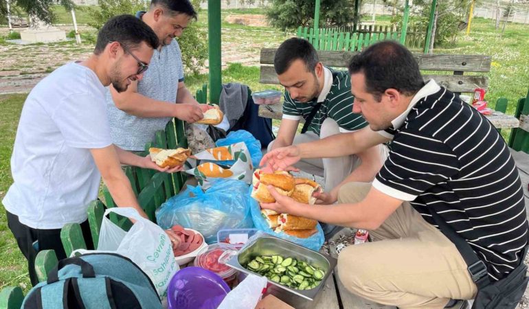 Afyonkarahisar’da üniversiteli gençler kaplıca etkinliğiyle stres attı