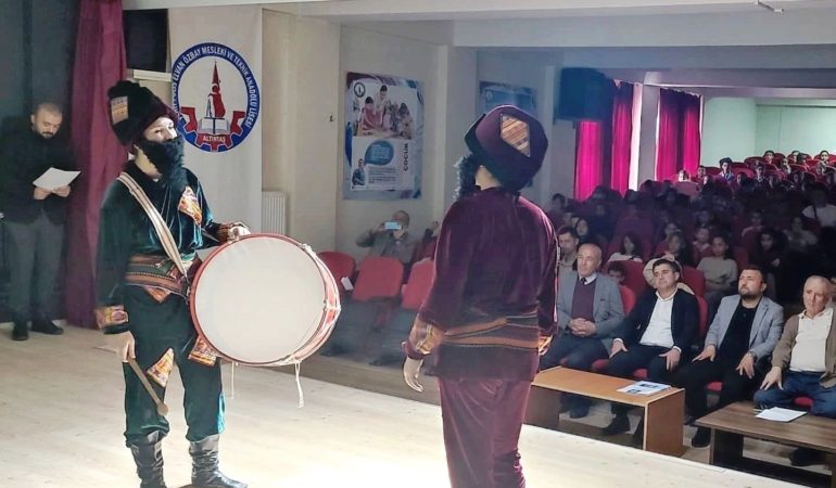 Altıntaş’ta Hacivat ve Karagöz oyunu miniklerle buluştu