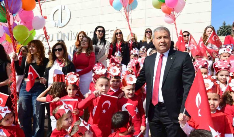 Anadolu Üniversitesi’nde minikler 23 Nisan’ı coşkuyla kutladı