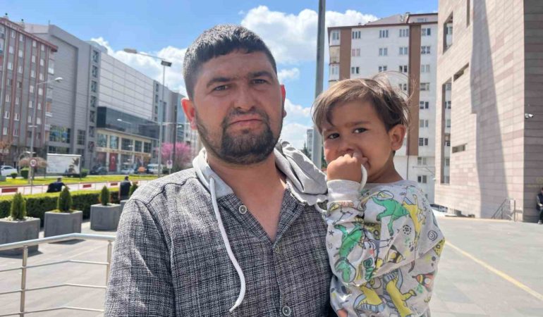 Anne kucağında sigara içtiği iddia edilen çocuğun babası: “Biz sigara kullanmıyoruz, çocuk eline almış”