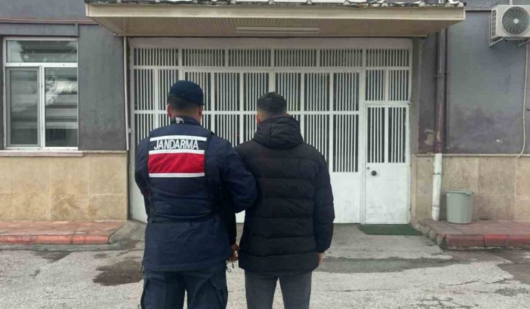 Aranan şahsı jandarma yakaladı