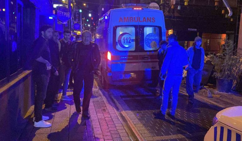 Barlar Sokağı’nda bıçaklı kavga: 1 yaralı