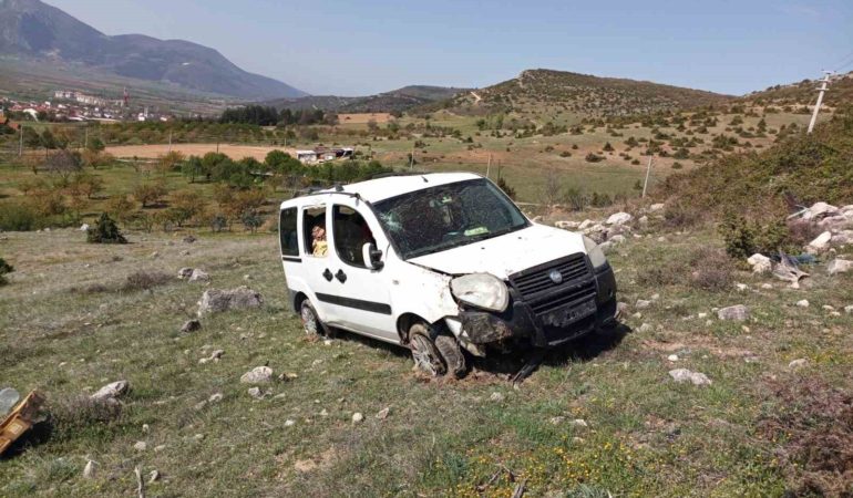 Bilecik’te kontrolden çıkan otomobil şarampole yuvarlandı: 2 yaralı