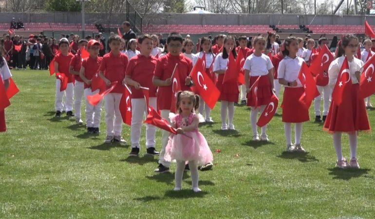 Çocuklar gösterilerde dayanamayıp sahneye çıktı