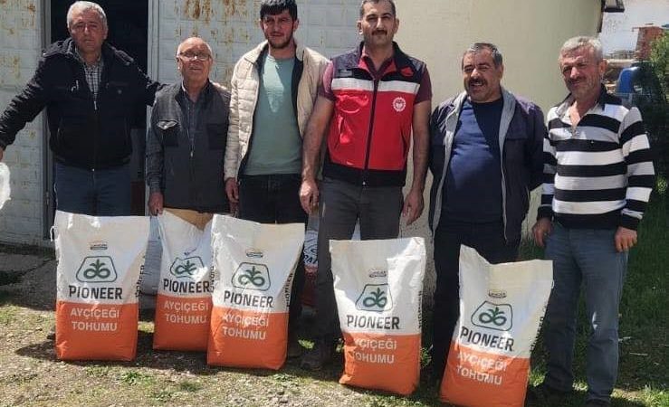 Dumlupınar’da çiftçilere yüzde 75 hibeli yağlık ay çiçeği ve fasulye tohumu dağıtıldı