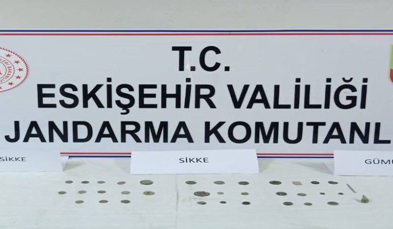 Ellerindeki tarihi eserlere müşteri ararken jandarmaya yakalandılar