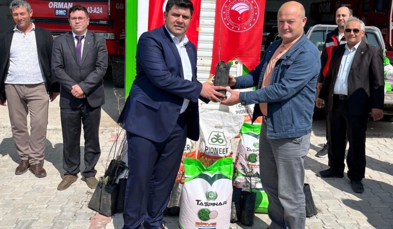 Emet’te çiftçilere yüzde 75 hibeli fasulye ve ayçiçeği tohumu ile meyve fidanı dağıtıldı