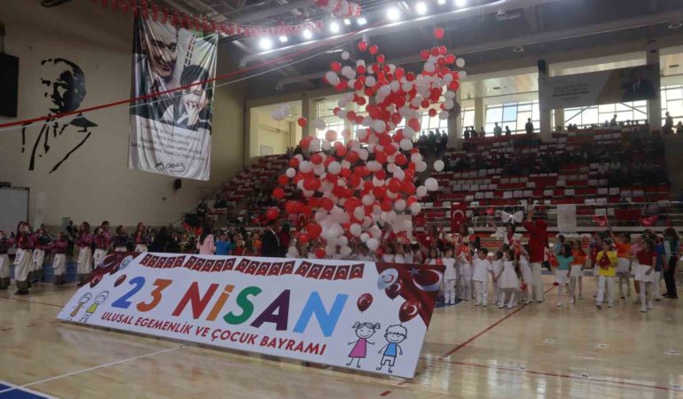 Eskişehir’de 23 Nisan miniklerin gösterileriyle birlikte coşkuyla kutlandı