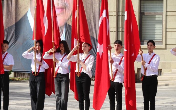 Eskişehir’de 23 Nisan Ulusal Egemenlik ve Çocuk Bayramı dolasıyla çelenk sunuldu