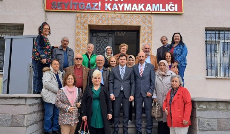 Eskişehir’de şiir ve müzik etkinliğine katılan şairler ve ozanlar, gezdikleri tarihi eserlere hayran kaldılar