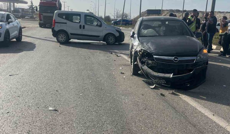 Hafif ticari araç ile otomobil çarpıştı: 5 yaralı