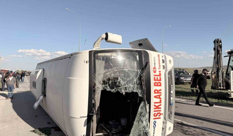 İşçi servisi ile otomobil çarpıştı: 12 yaralı