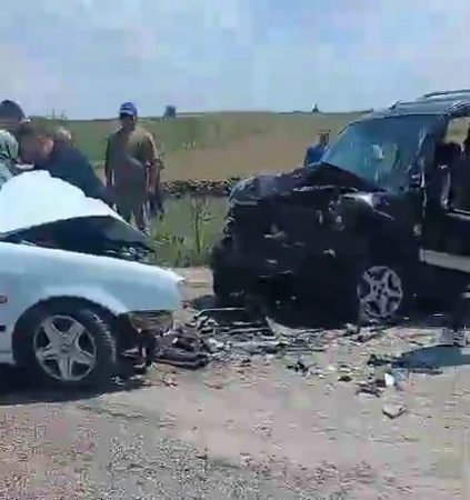 Kavşakta 2 otomobil çarpıştı: 1 ölü, 1 yaralı