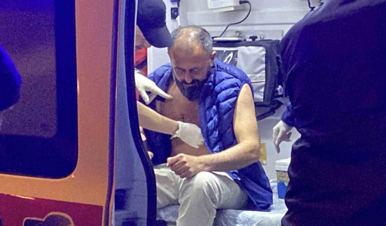 Kendisini bıçakla yaralayan alkollü şahıs hastaneye kaldırıldı