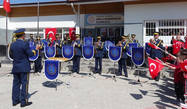 Kütahya Hava Eğitim Komutanlığı Bandosu’ndan Tavşanlı’da 23 Nisan coşkusu