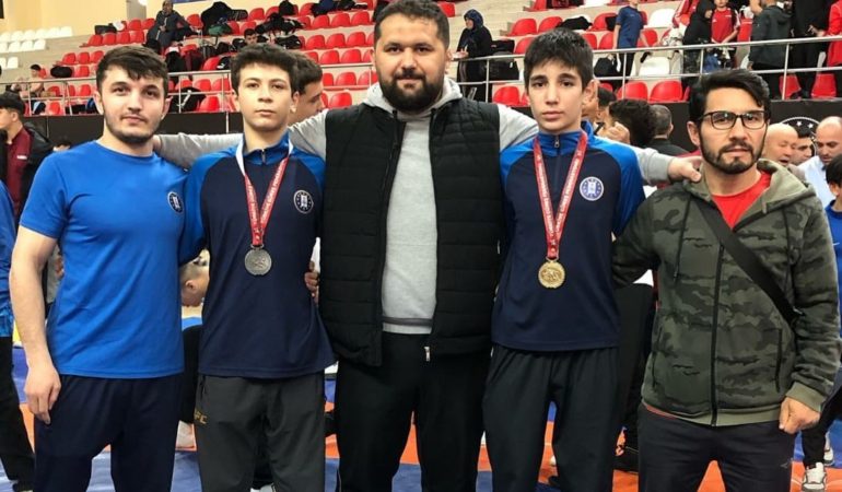 Kütahyalı güreşçiler Bilecik’te madalyaları topladı