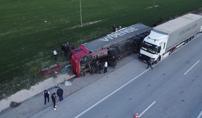 Mandalina yüklü tır devrildi, 2 kişi yaralandı