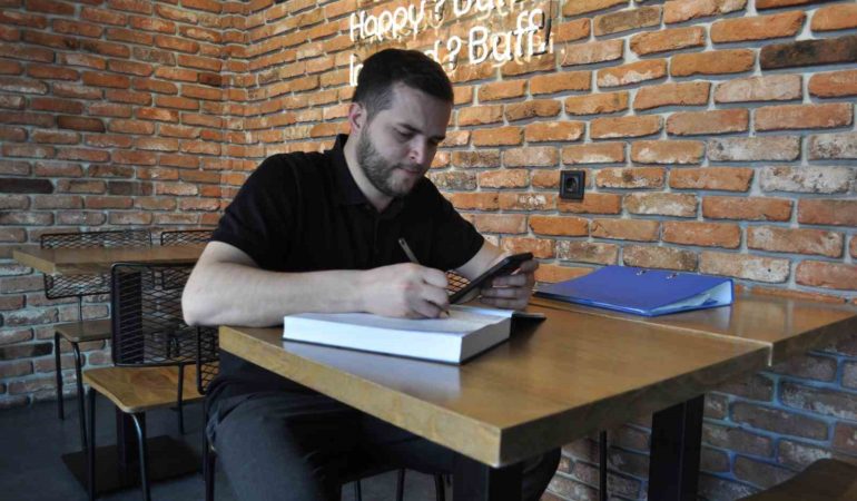 Milyonlarca borcu olan işletme sahibi içerisinde bulunduğu durumu mizaha vurdu