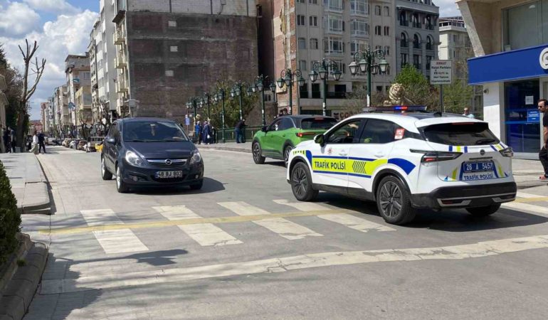 Otomobille ters yöne giren sürücü trafik polisiyle karşı karşıya geldi