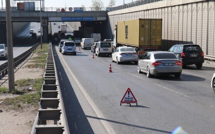 Polis şüphelenip kimlik sordu, kaçan şahıs alt geçit köprüsü üzerinden yola atladı