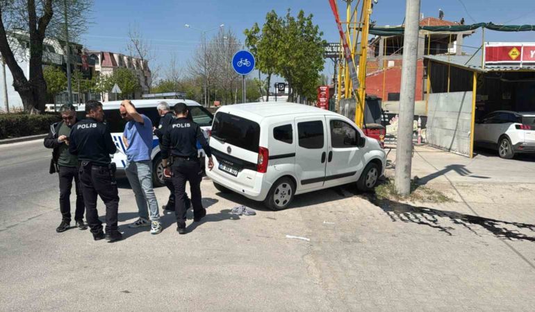 Polisten kaçan araç aydınlatma direğine çarptı