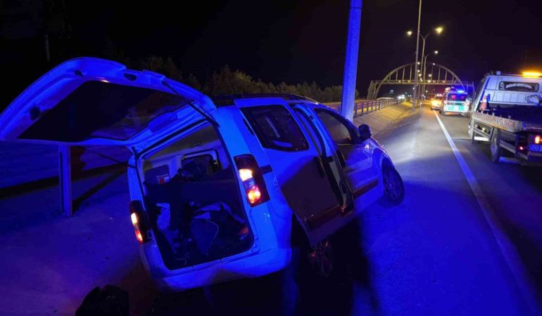 Refüje giren hafif ticari araçta 2 kişi yaralandı