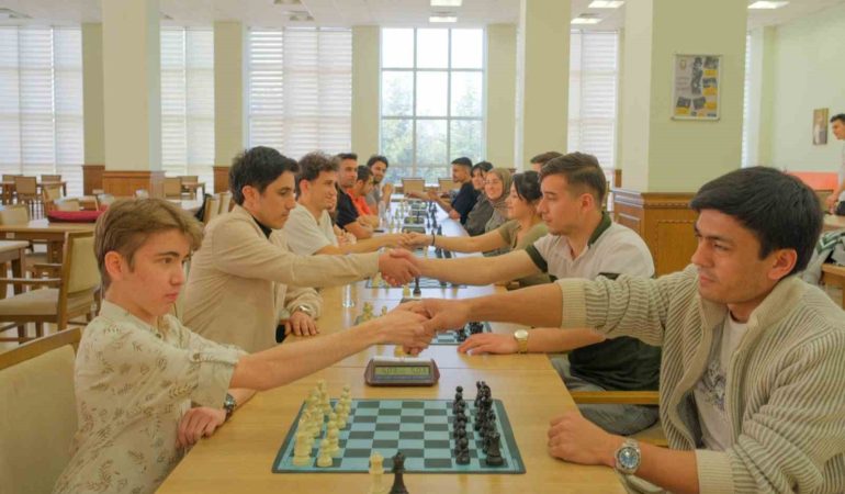 Satranç turnuvası karşılaşmalarda renkli anlara sahne oldu