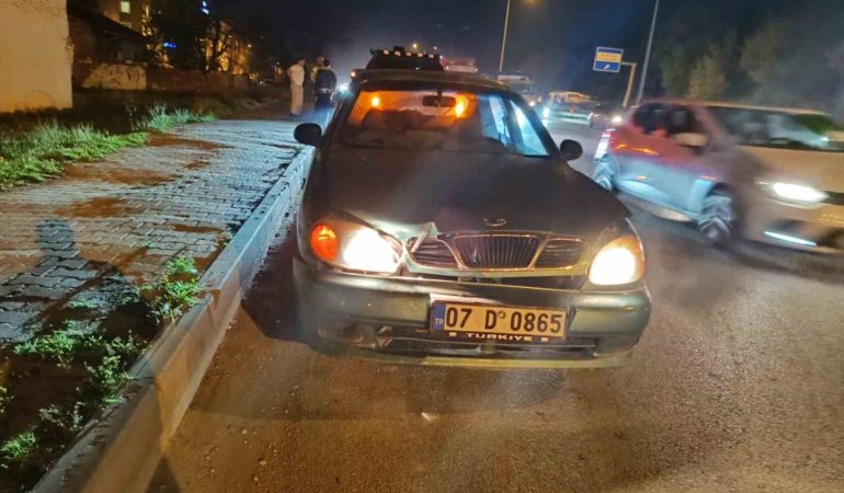 Şerit değiştirmeye çalışan motosiklet otomobile çarptı