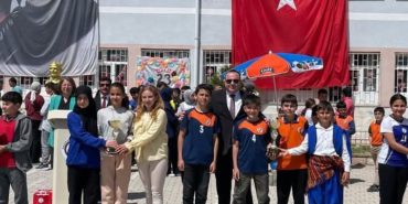 spor-yarismalarinda-dereceye-giren-okullara-kupalari-verildi-O5KVVQB8.jpg