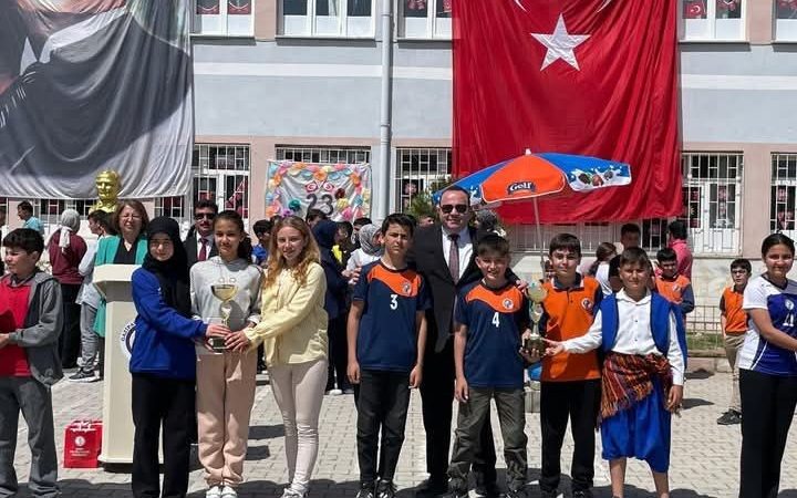 Spor yarışmalarında dereceye giren okullara kupaları verildi