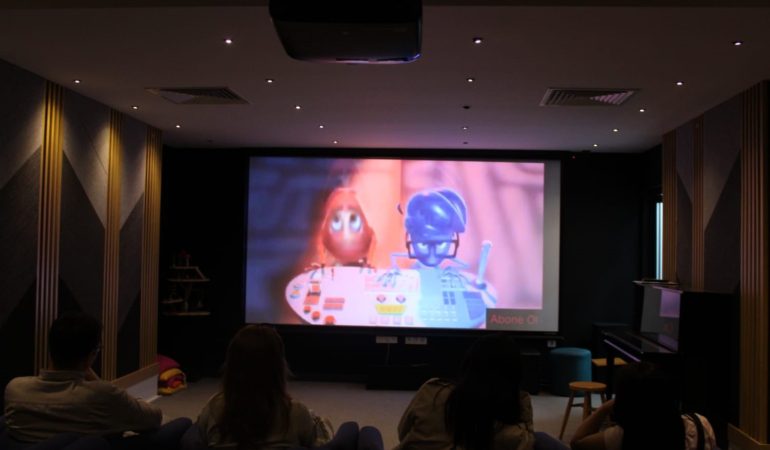 Suça sürüklenen çocuklara 23 Nisan film gösterimi düzenlendi