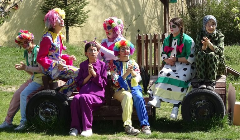 Tavşanlı’da öğrenciler kendi yaptıkları kostümlerle çocukları eğlendirdi