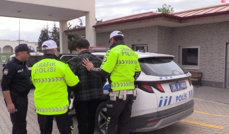 Telefonundan dizi izleyerek yolcu taşıyan minibüs şoförüne işlem yapıldı