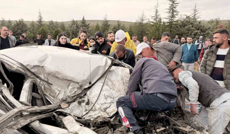 Tırla çarpışan otomobil kağıt gibi ezildi: 1 ölü, 1 yaralı