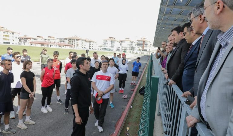 Vali Musa Işın, DPÜ Spor Bilimleri Fakültesi öğrencilerine başarılar diledi