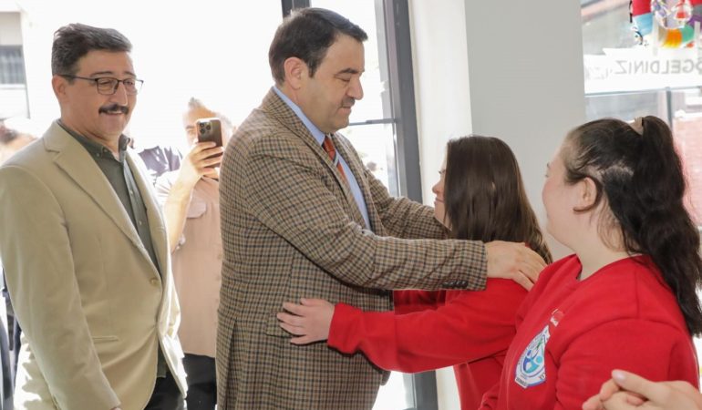 Vali Musa Işın’dan “Bi Tebessüm Down Cafe”ye anlamlı ziyaret