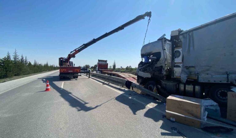 Vestel’in beyaz eşya yüklü tırı devrildi: 2 yaralı