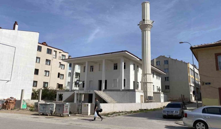 Yaklaşık 10 yıl önce yapımına başlanan cami bitirilemedi