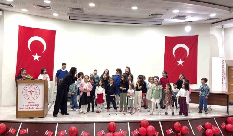 Yunus Emre Devlet Hastanesi’nde 23 Nisan tiyatro gösterimiyle kutlandı